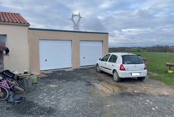 Garage double en béton enduit